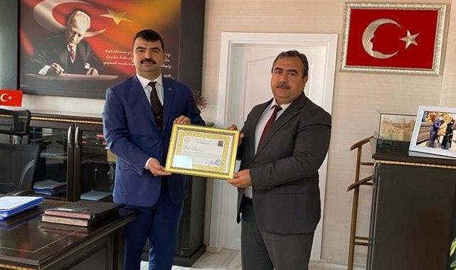 Hilvan Kaymakamından ilçe milli eğitim müdürüne başarı belgesi