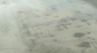 İçme suyu borusundan akan su zemine zarar veriyor