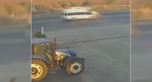 Kendi kendine hareket eden minibüs kazaya neden oldu