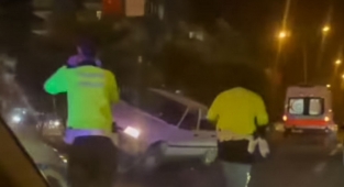 Kontrolden çıkan araç orta refüje çıktı