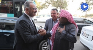 Mehmet Kuş, sahada vatandaşları dinliyor