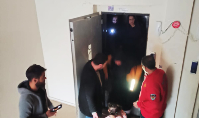 Şanlıurfa’da 4 kişi asansörde mahsur kaldı