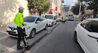 Şanlıurfa’da aracını kaldırıma park edenler yandı