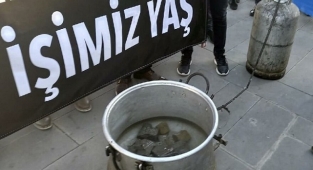 Urfa'da zam protestosu! Kazanda taş kaynattılar