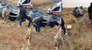 Viranşehir'de kontrolden çıkan araç takla atarak durabildi