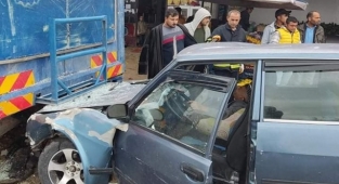 Viranşehir'de otomobil park halindeki kamyona çarptı