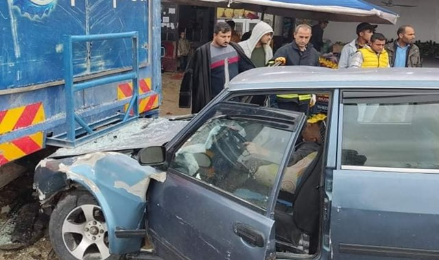 Viranşehir'de otomobil park halindeki kamyona çarptı