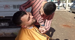 Elektrik kesilince traşı sokakta yaptı