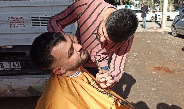 Elektrik kesilince traşı sokakta yaptı