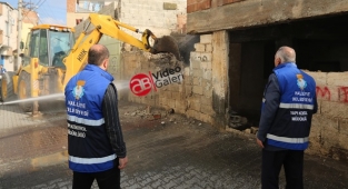 Haliliye'de riskli ve metruk yapılar yıkılıyor