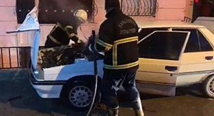 Park halinde araç aniden yanmaya başladı