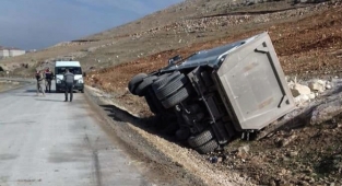 Şanlıurfa Büyükşehir Belediyesi'nin hafriyat kamyonu devrildi