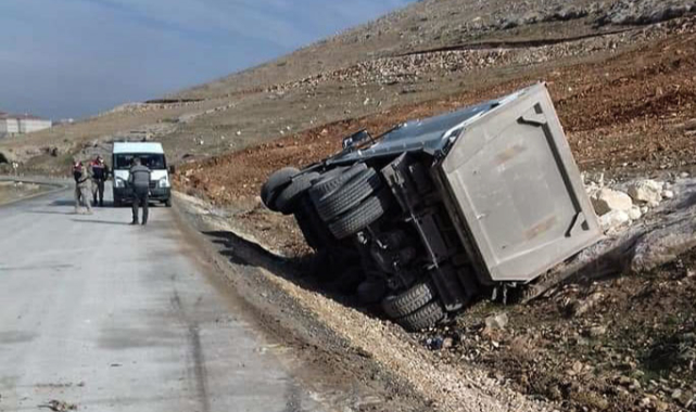 Şanlıurfa Büyükşehir Belediyesi'nin hafriyat kamyonu devrildi