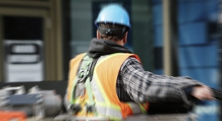 Şanlıurfa’da bir inşaat işçisi yüksekten düşerek hayatını kaybetti