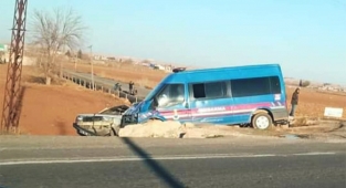 Şanlıurfa’da devriyeden dönen jandarma aracı otomobille çarpıştı