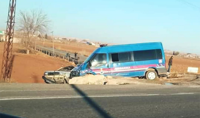 Şanlıurfa’da devriyeden dönen jandarma aracı otomobille çarpıştı