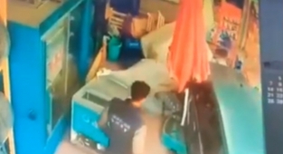 Şanlıurfa'da hızını alamayan otomobil markete daldı