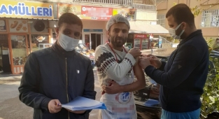 Şanlıurfa’da sağlık ekipleri esnafa aşı yaptı