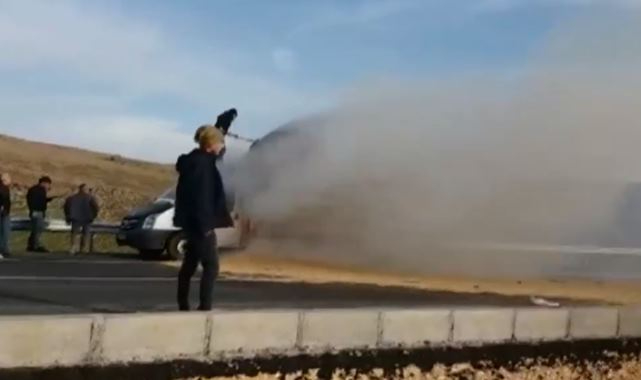 Seyir halinde yanmaya başlayan kamyonet mikser sayesinde kurtuldu