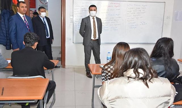 Siverek Kaymakamı Aziz Gölbaşı: Öğrencilerle ders dinledi