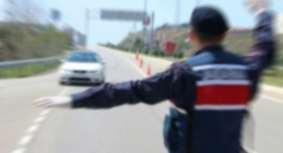 Suruç'ta bir otomobil şüphe üzerine durduruldu: 5 gözaltı