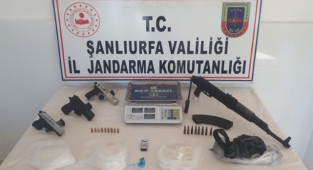 Suruç’ta toprağa gömülü halde uyuşturucu ve silah yakalandı