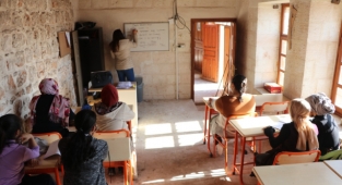 Urfa'nın ilçesinde kadınlar İngilizce öğreniyor