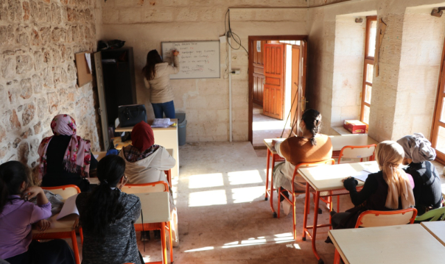 Urfa'nın ilçesinde kadınlar İngilizce öğreniyor