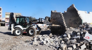 Viranşehir Belediyesi kaçak yapıları yıktı