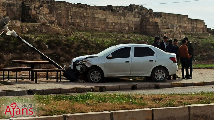 Harran’da ilginç kaza: Önce otomobile sonra direğe çarptı