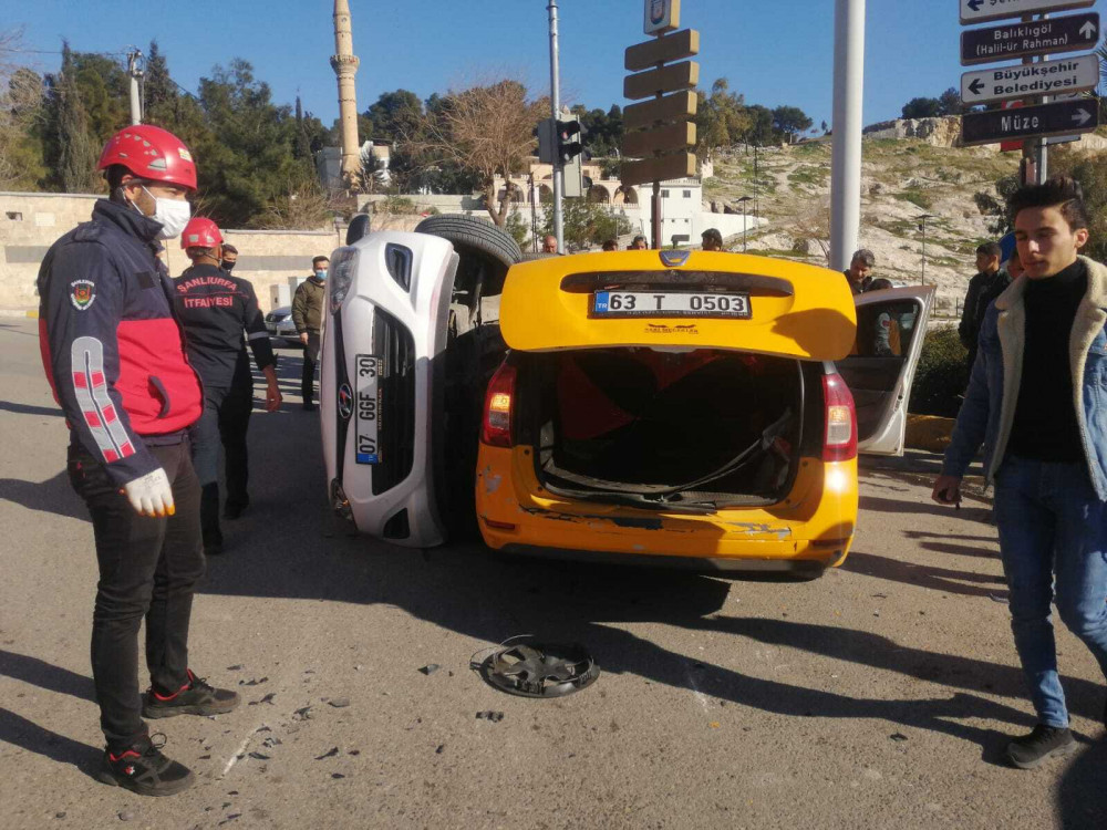 Şanlıurfa'da ticari taksi ile otomobil çarpıştı
