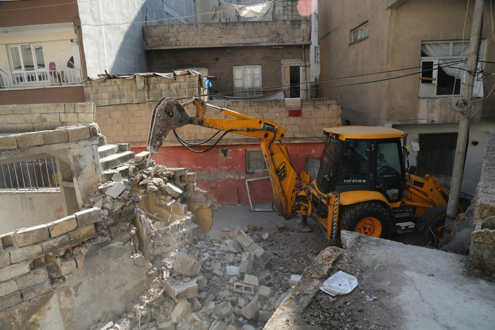Haliliye’de riskli ve metruk yapılar yıkılıyor
