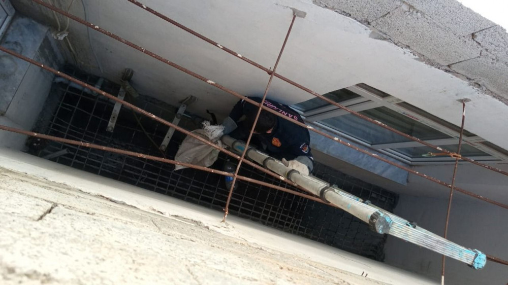 Havalandırma boşluğuna düştü, yardımına itfaiyeciler yetişti