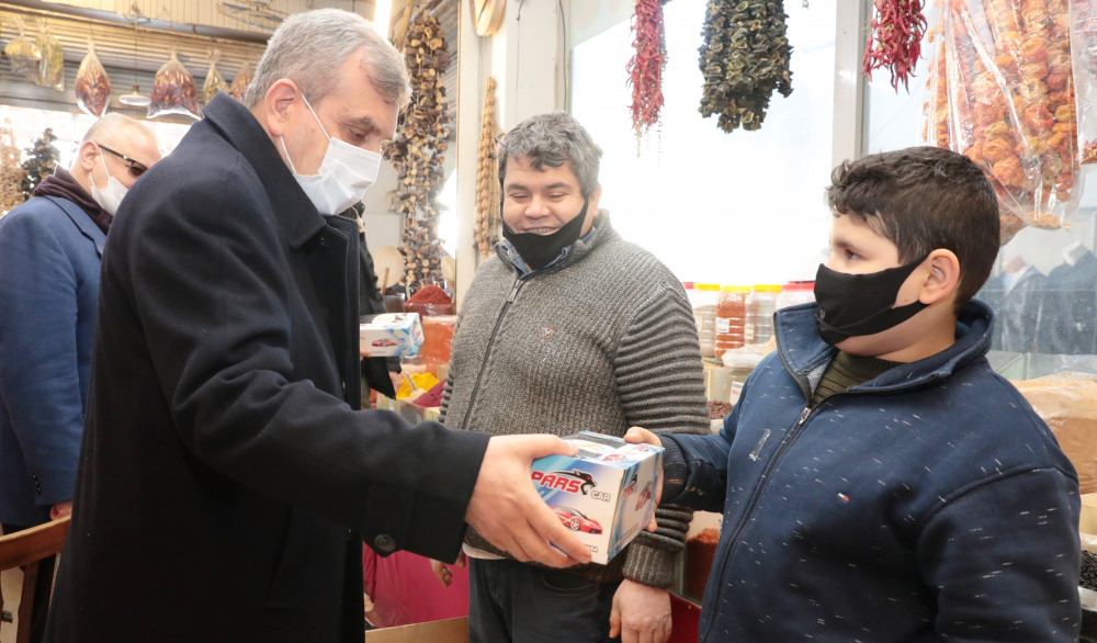 Başkan Beyazgül, tarihi hanlar bölgesinde esnafı ziyaret etti