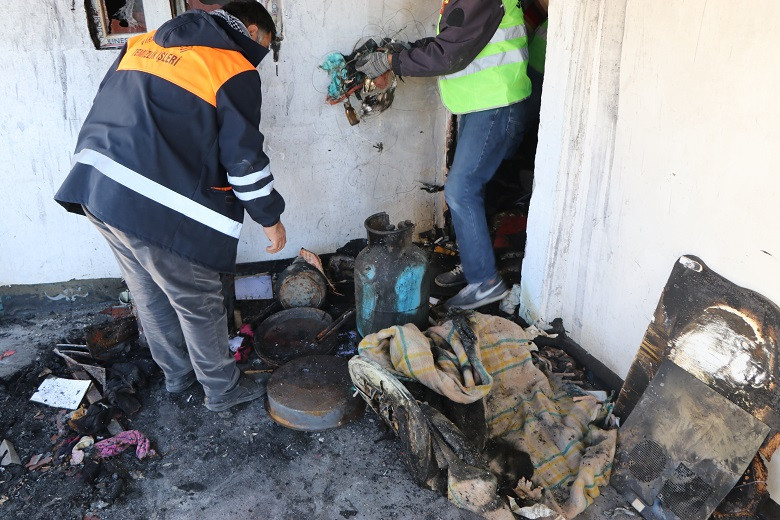 Şanlıurfa’da gazetecinin yanan evini belediye temizledi