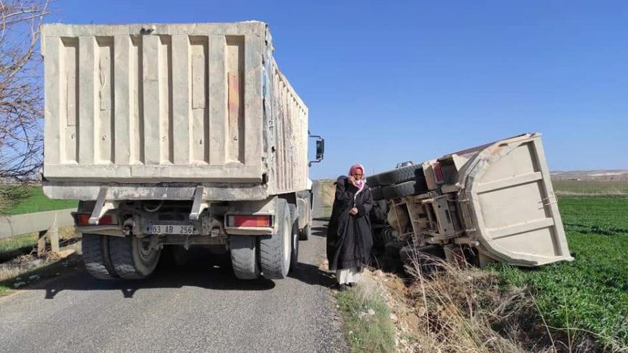 Harran'da kamyon şarampole devrildi