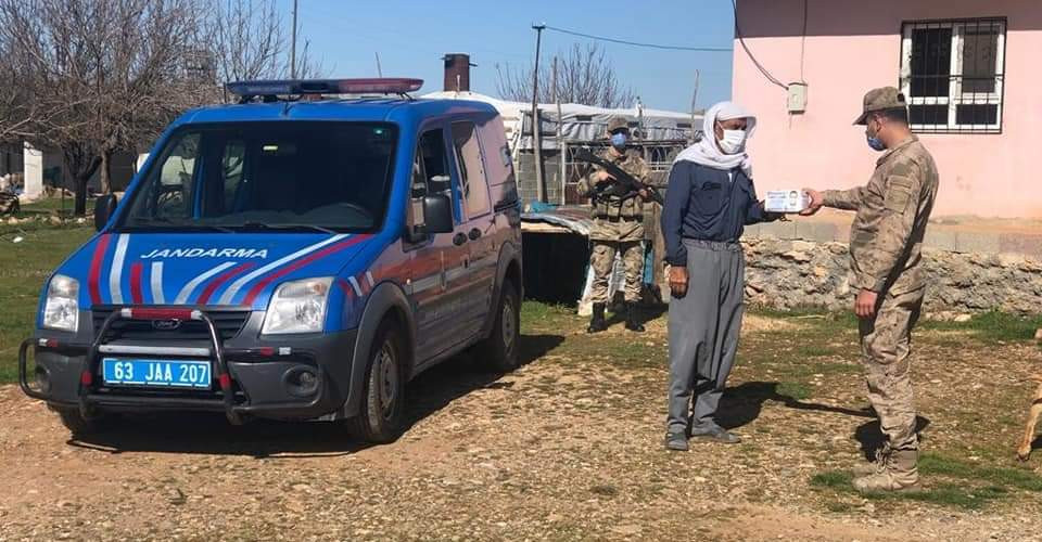 Mehmetçik'ten vatandaşlara 100 bin maske