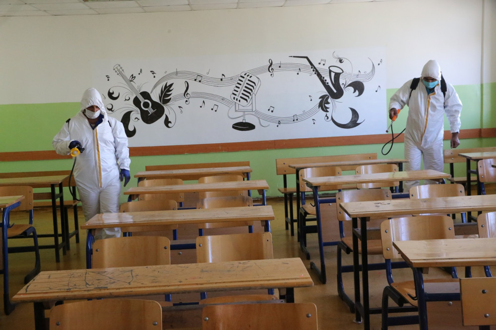 Yüz yüze eğitim öncesi okullar dezenfekte ediliyor