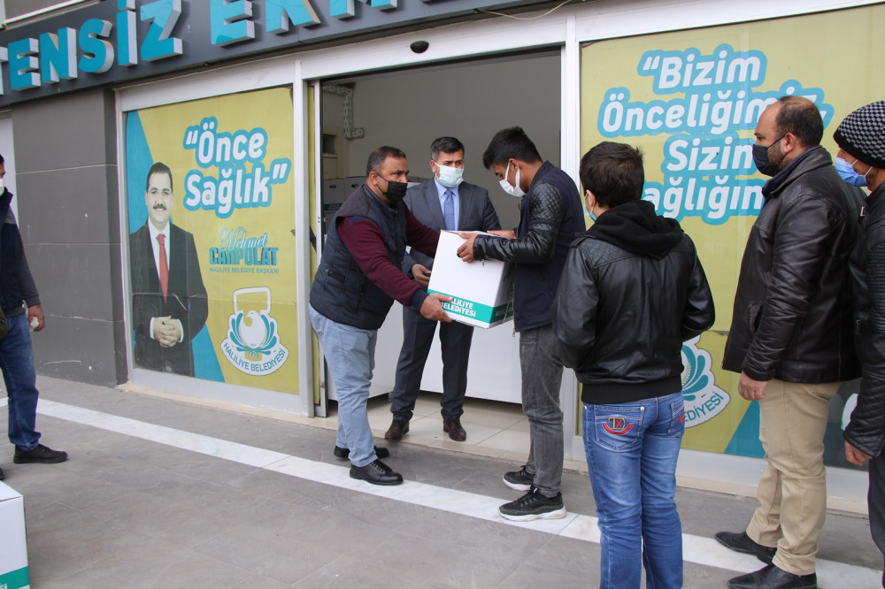 Haliliye’deki PKU hastalarına gıda kolileri dağıtıldı