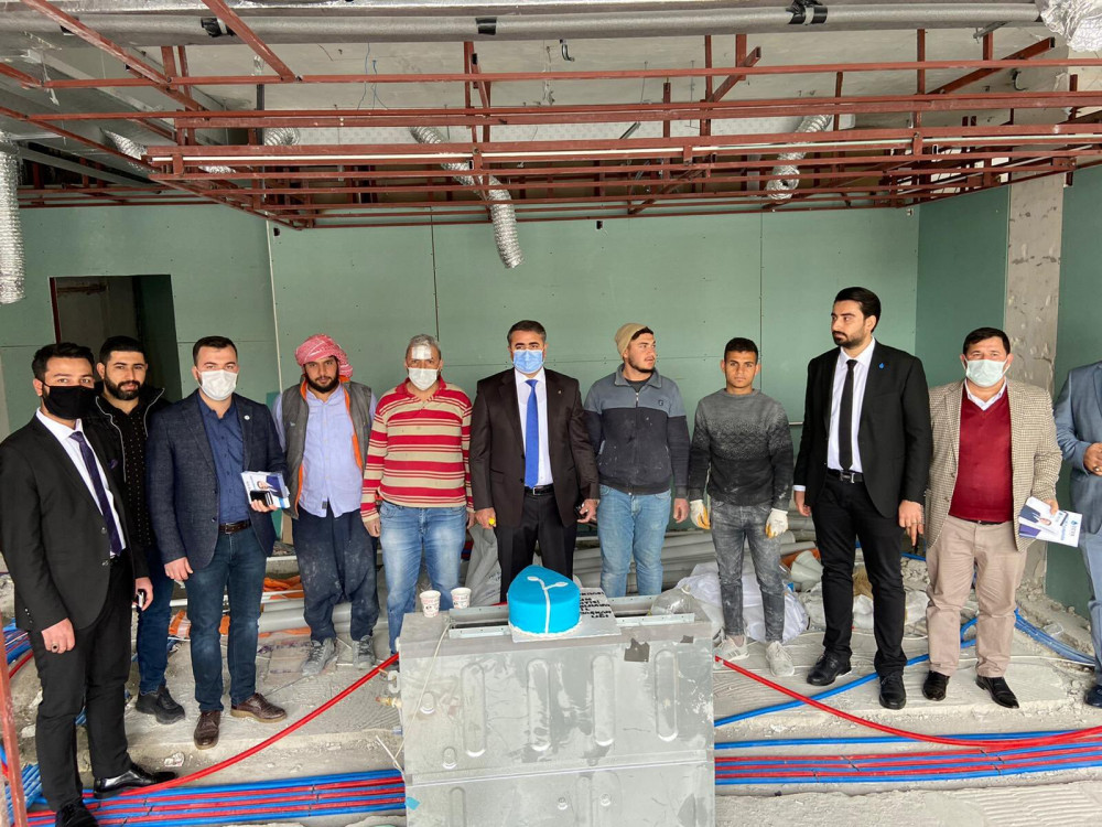 Kuruluş yıldönümü pastasını inşaat işçileriyle kestiler