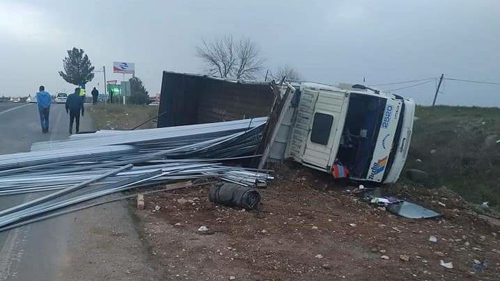 Urfa'da trafik kazası: Kamyon şarampole devrildi