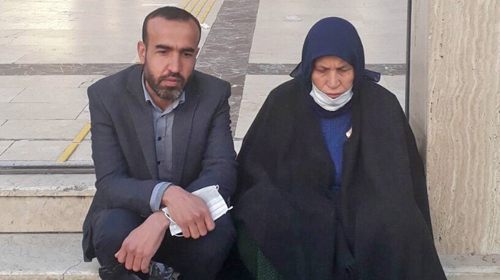 Emine Şenyaşar’ın adliye önündeki oturma eylemi sürüyor