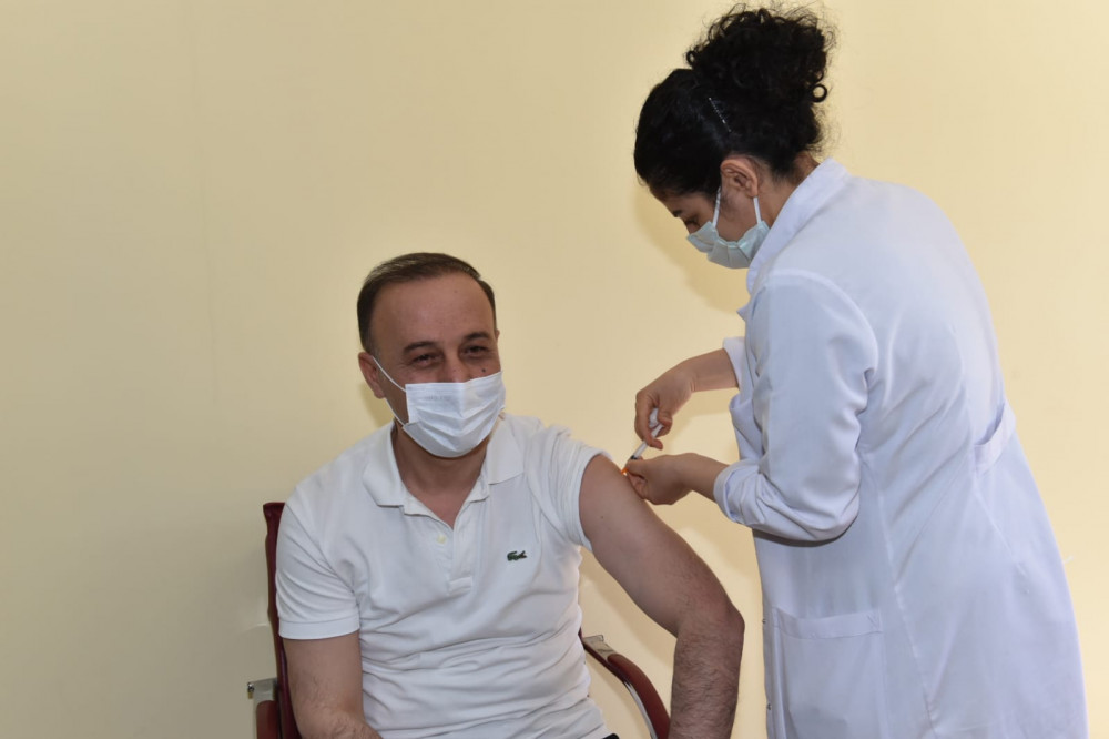 İkinci doz aşısını olan Vali Erin: 100 bin doz aşımız var