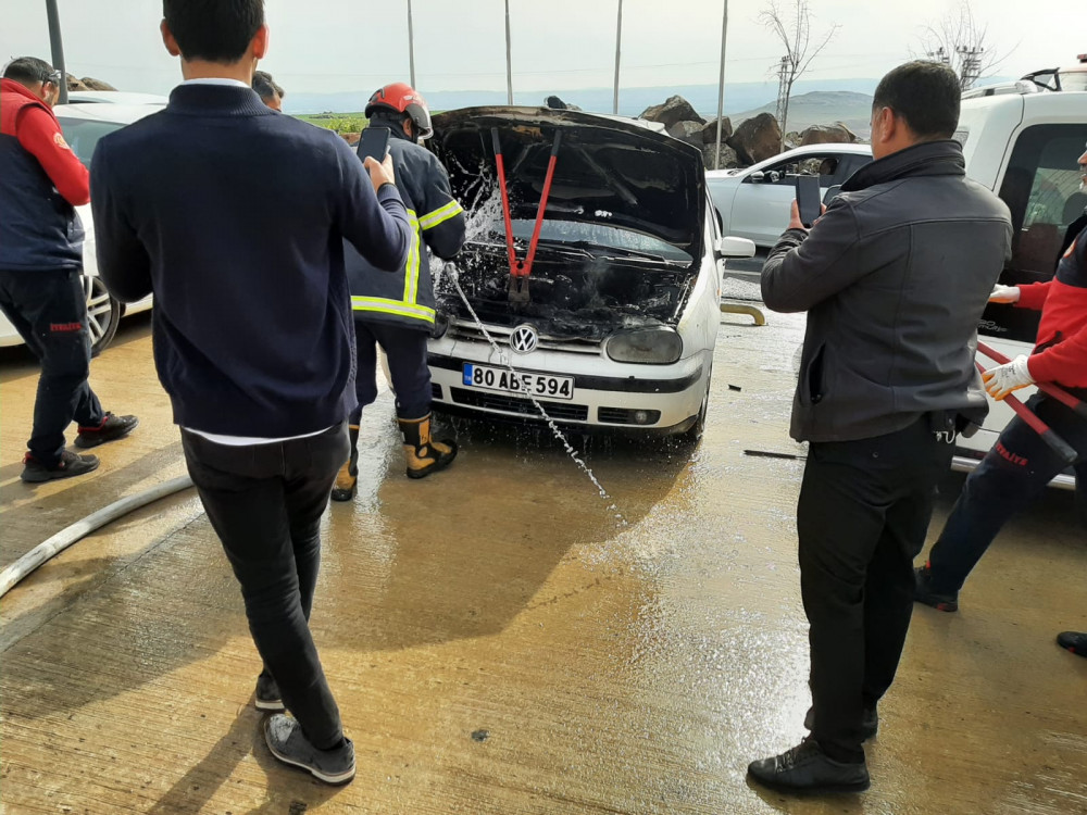 Göbeklitepe’de park halindeki araç alev aldı!