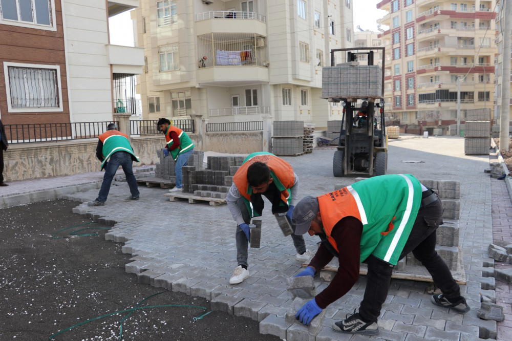 Karaköprü'de parke döşeme çalışması