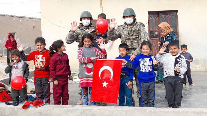 Mehmetçik sınırda ihtiyaç sahiplerinin yardımına koştu