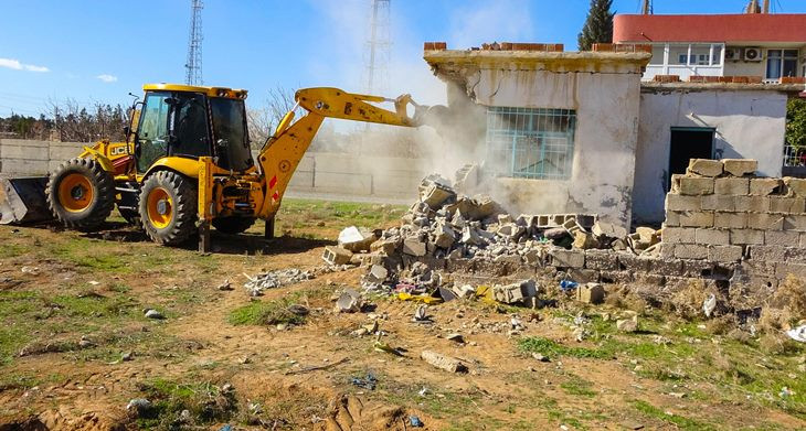 Şanlıurfa’nın  ilçesinde 44 metruk yapı yıkıldı