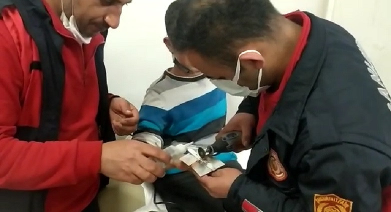 Parmağına sıkışan yüzüğü itfaiye çıkardı