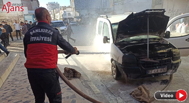 Suruç'ta seyir halindeki araç alev aldı