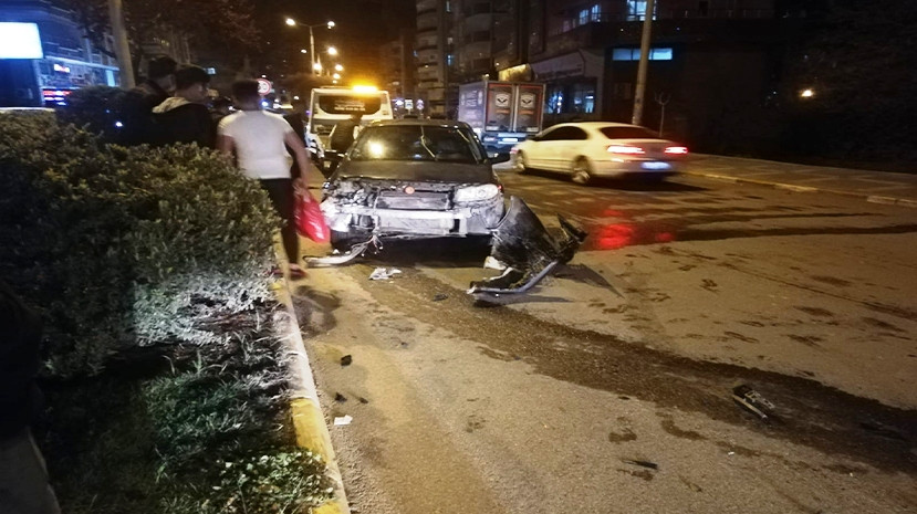 Karaköprü’de seyir halindeki otomobil TIR’a çarptı